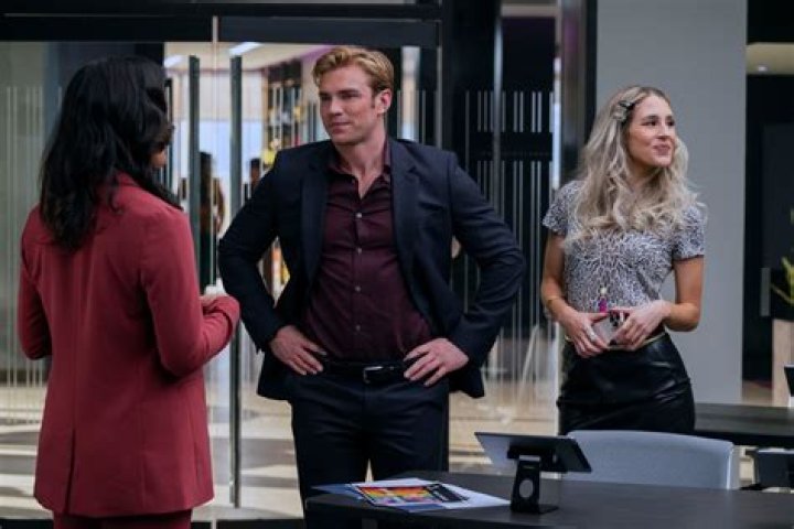 Who plays Chad in Glamorous? (Zane Phillips age, height, and more)