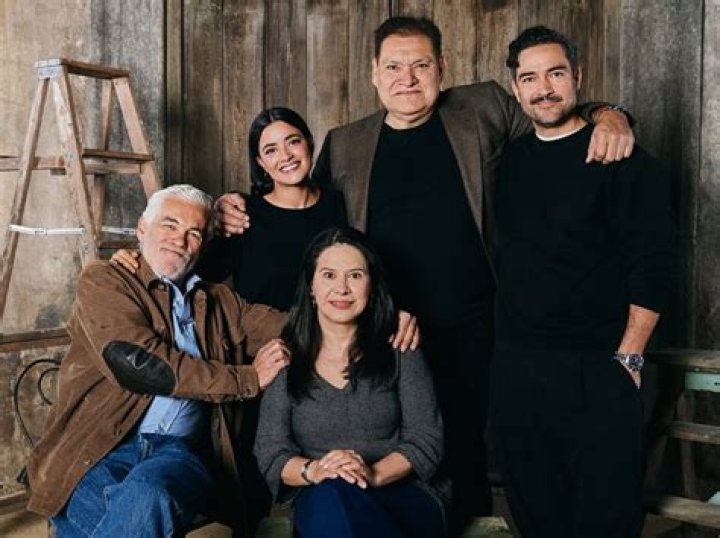 Who stars in the Mexican Netflix series?
